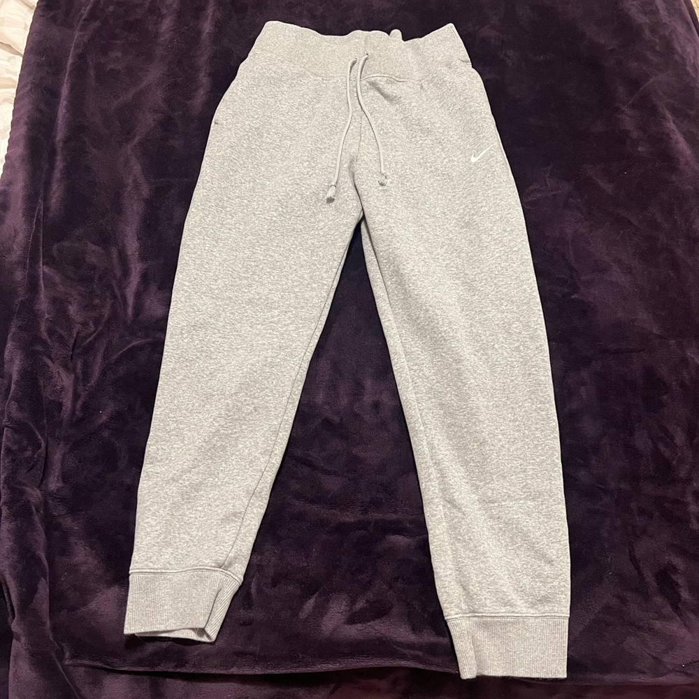 women’s grey nike sweats !!